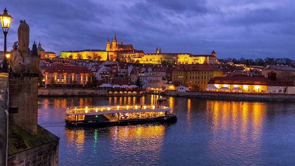 Croisière touristique en soirée