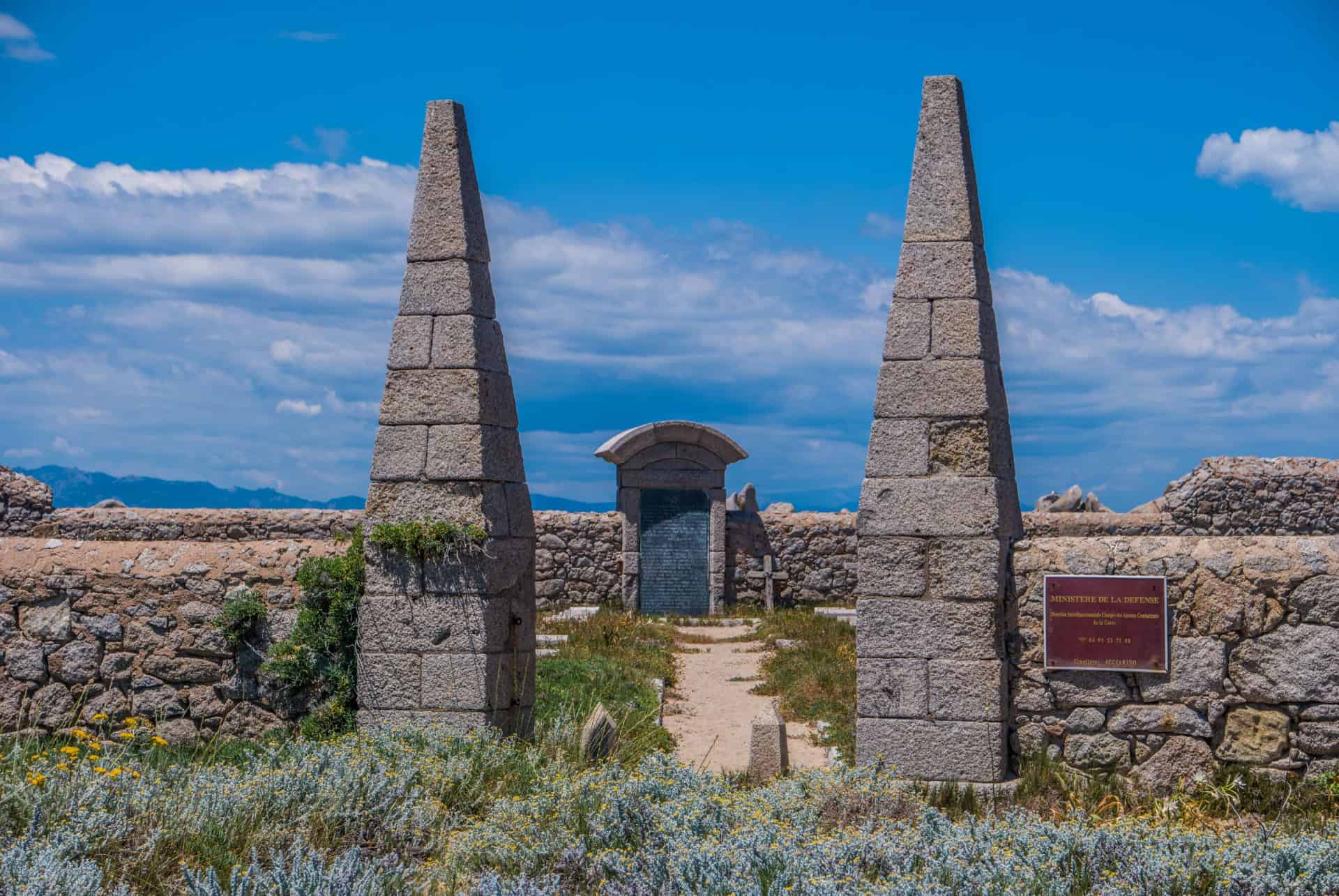 cimetiere antique ile lavezzu