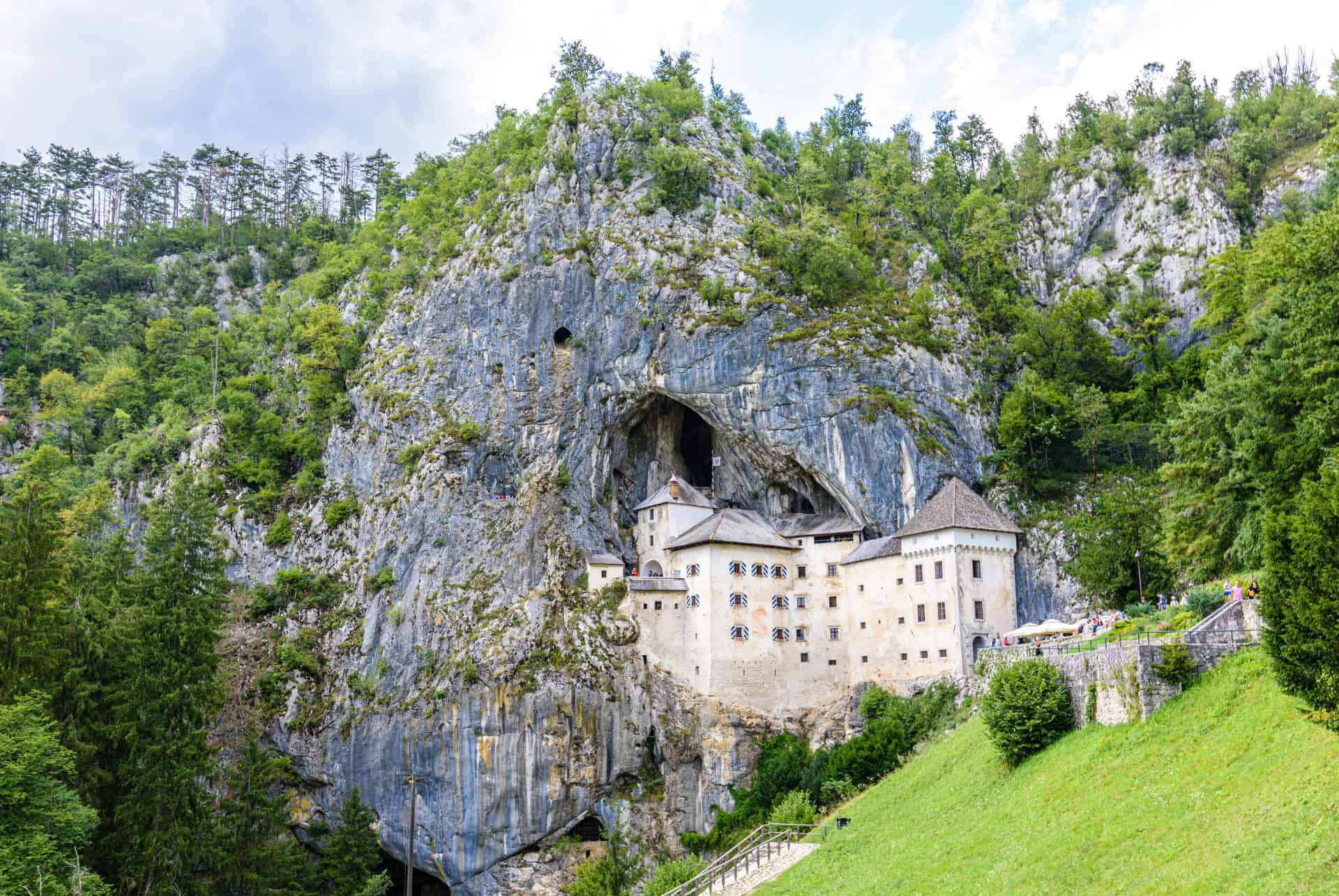 chateau de predjama