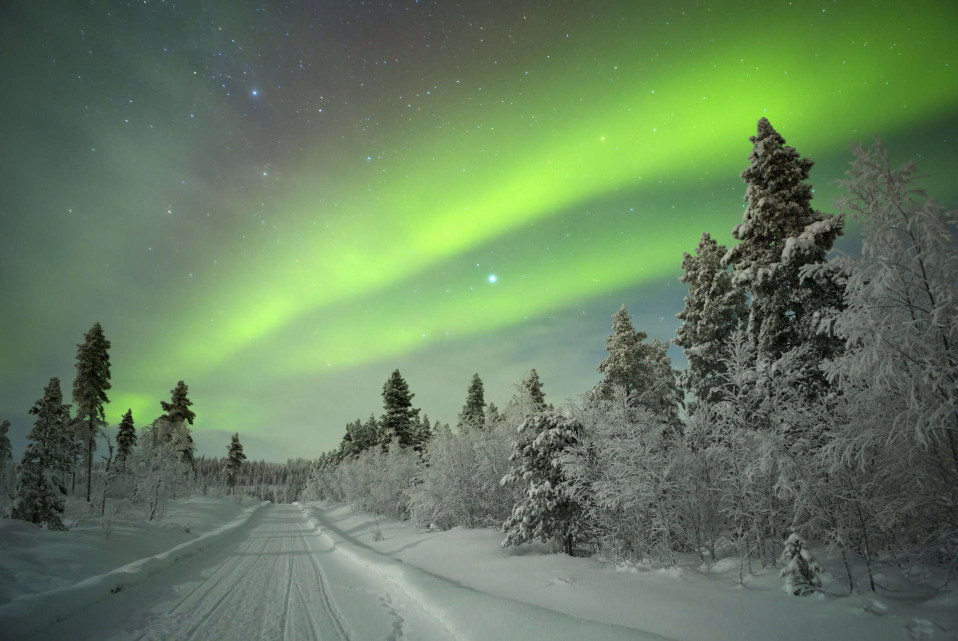 laponie aurores boreales finlande neige