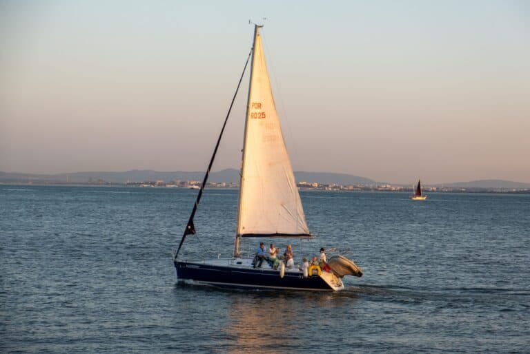 Croisière en voilier au coucher de soleil