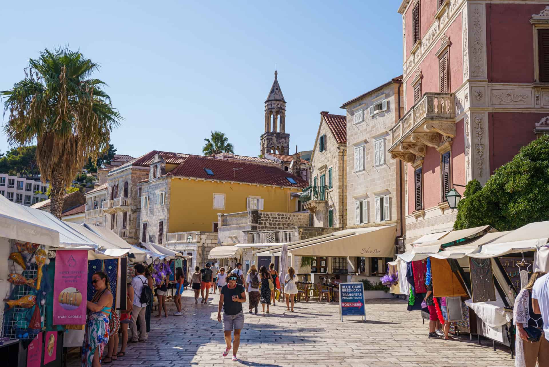 touristes marche hvar