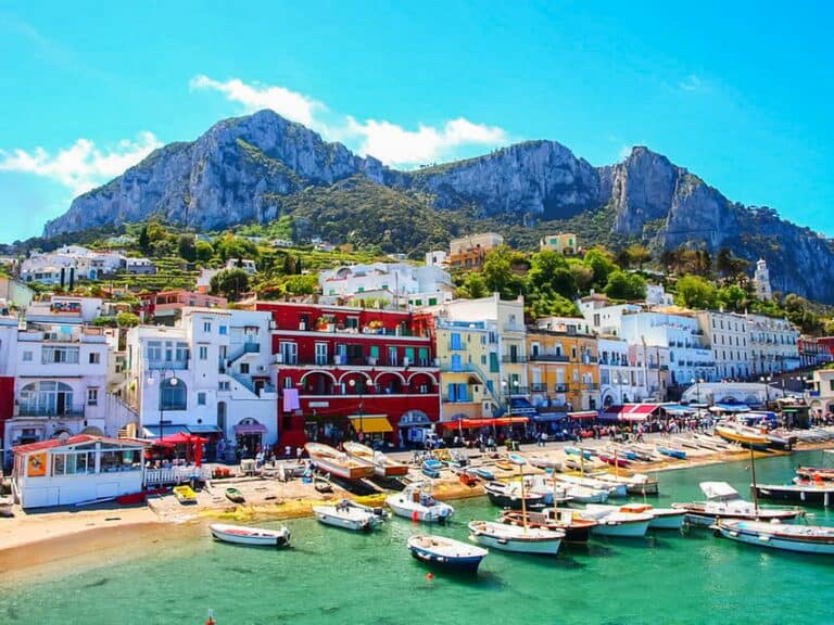 Depuis Naples : Visite guidée de Capri avec billets de ferry et minibus