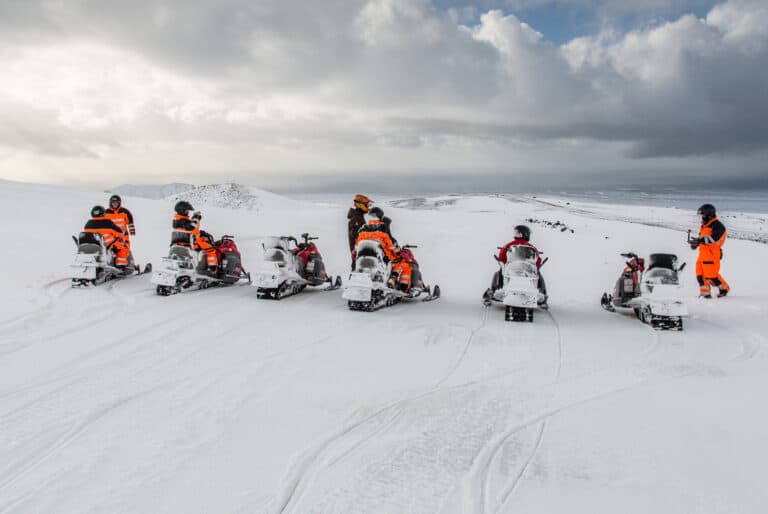 Excursion en motoneige sur le glacier Mýrdalsjökull, près de Vík