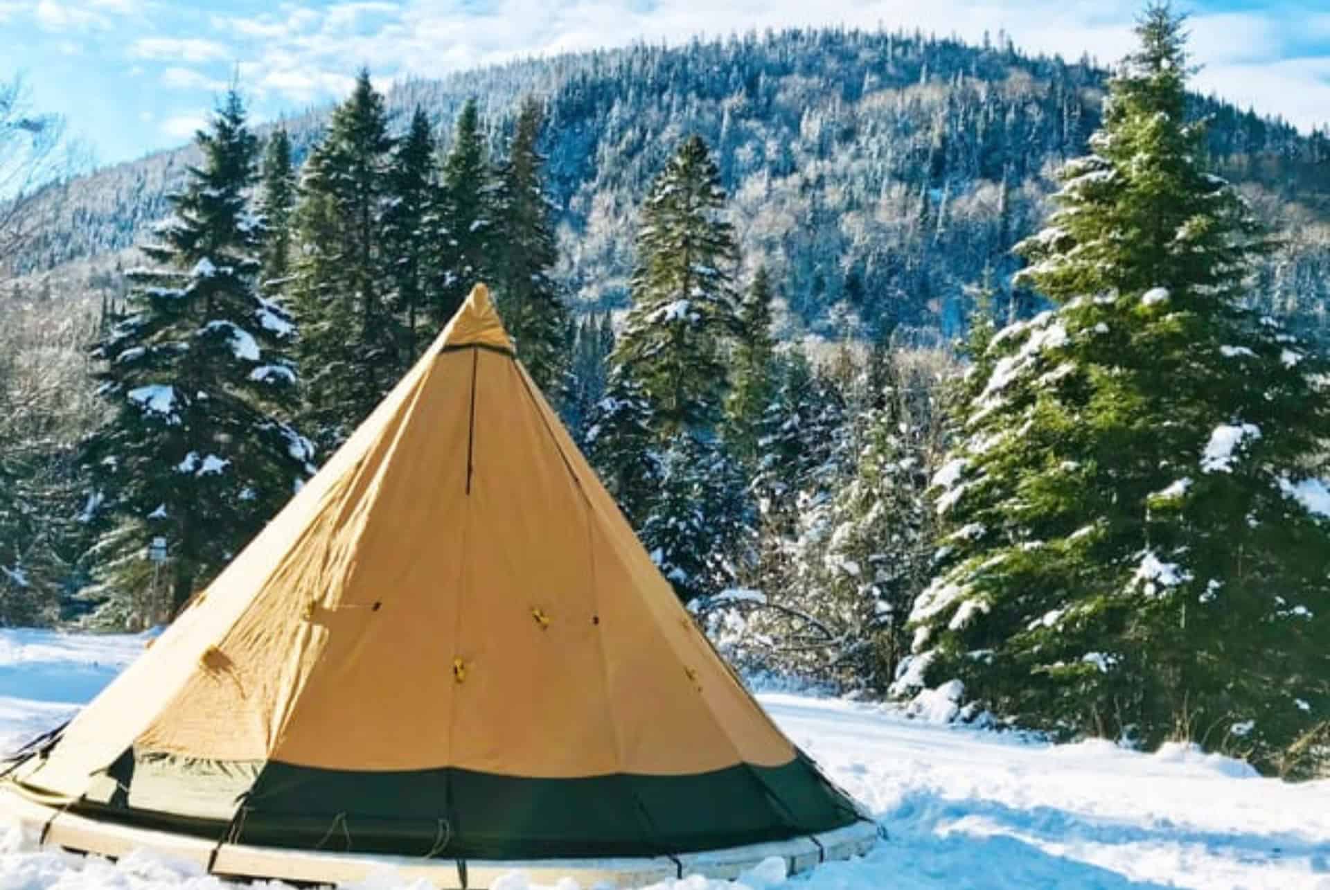 pause dejeuner dans une tente pendant la randonnee en raquettes au parc national jacques cartier