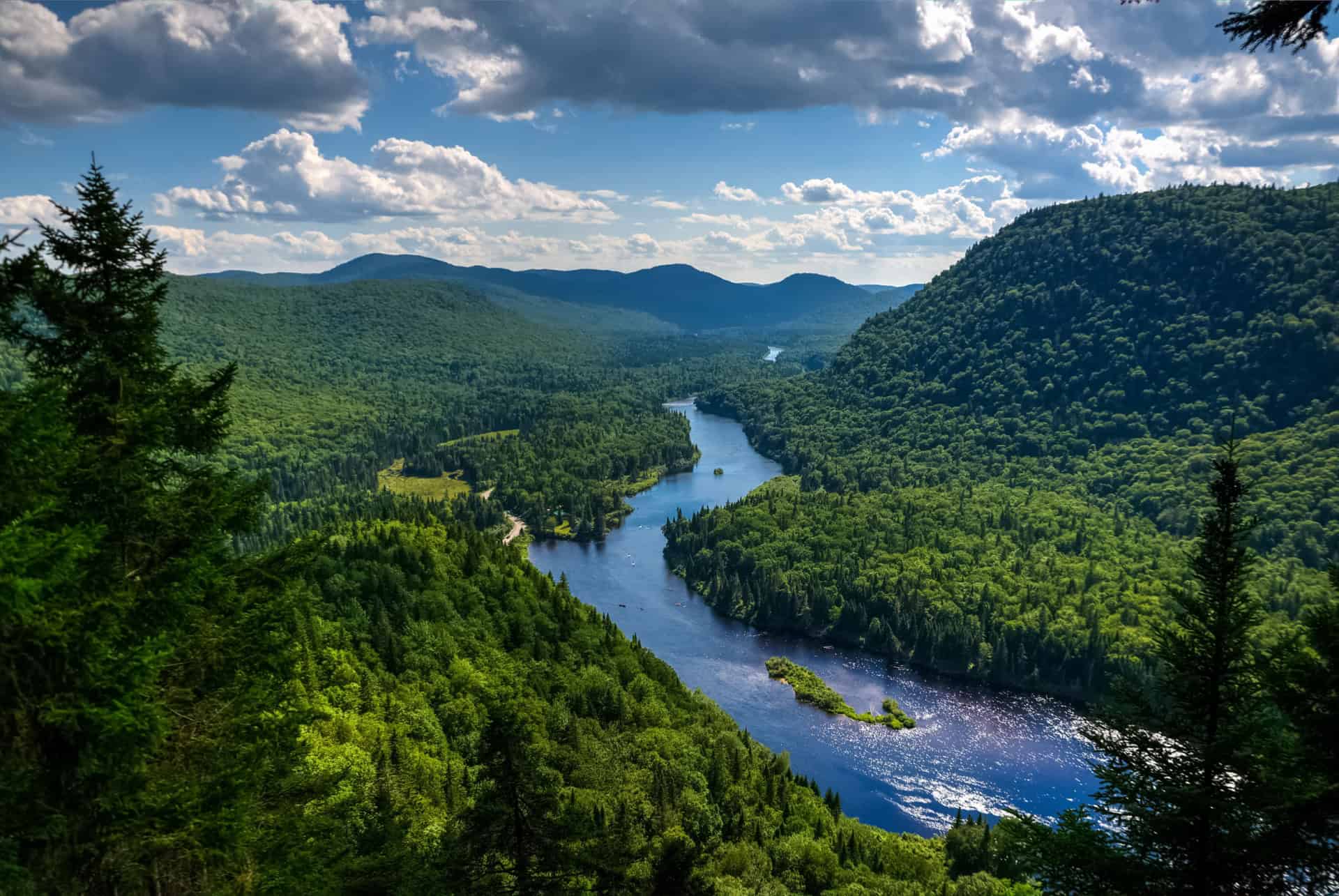 point de vue sur la rivière traversant le parc national de la jacques cartier