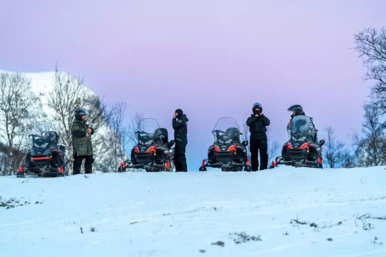 Motoneige, visite guidée des dômes de glace et des rennes au camp Tamok