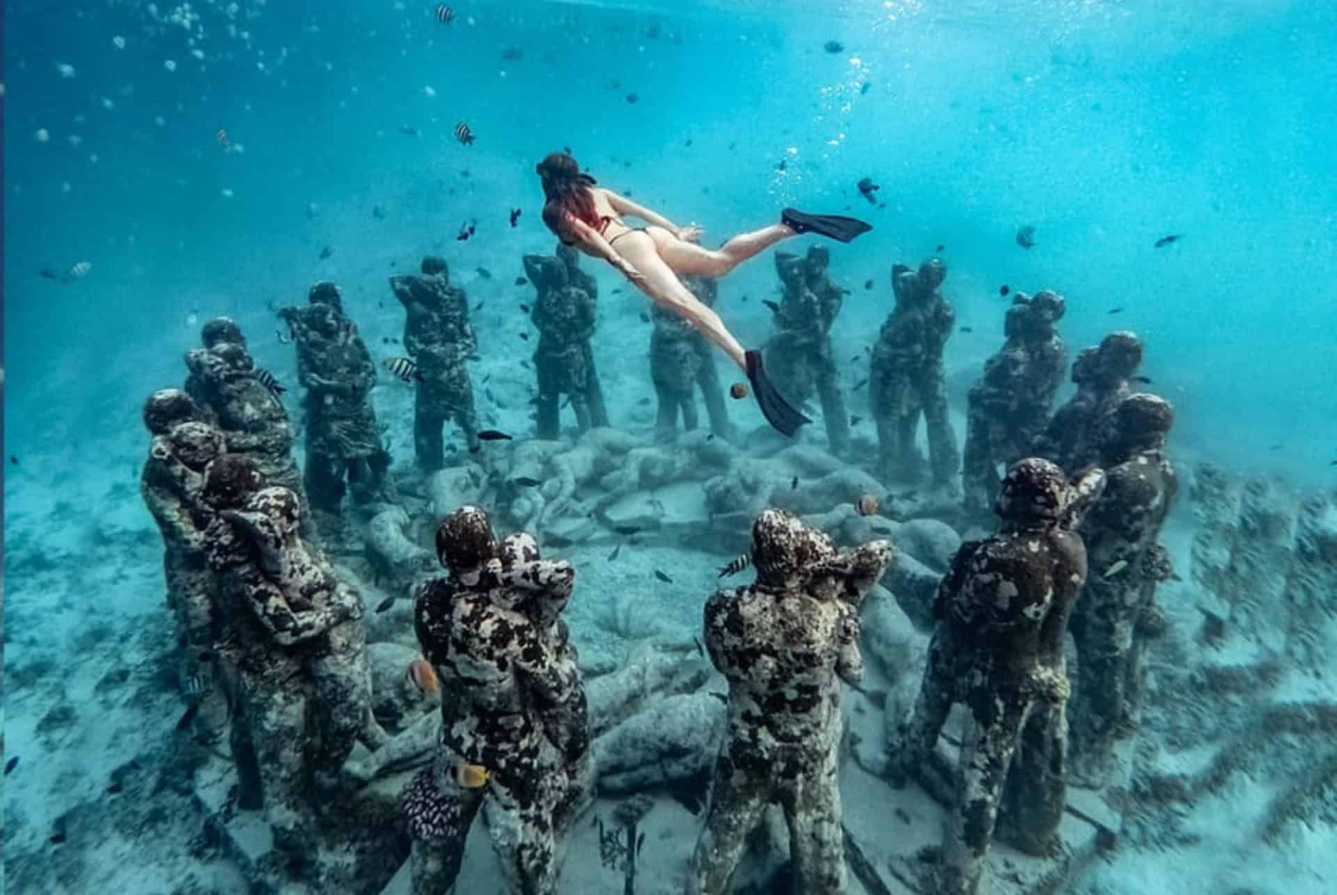 statues île gili meno