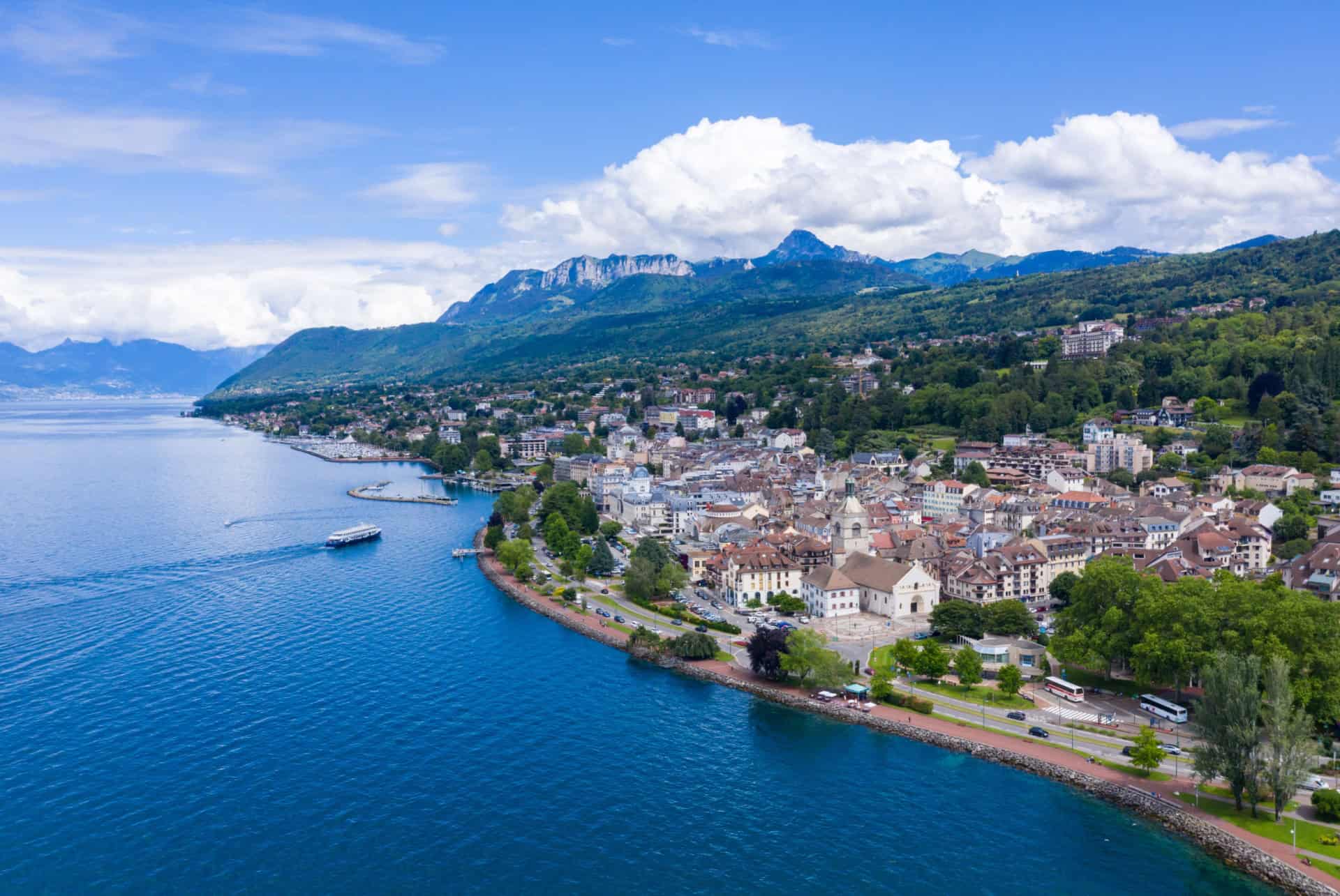 vue sur le lac leman et sur evian-les-bains