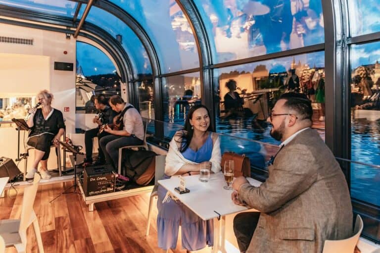 Dîner-croisière touristique sur un bateau en verre à toit ouvert