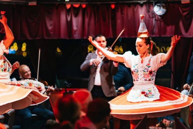 Dîner-croisière avec opérette et spectacle folklorique