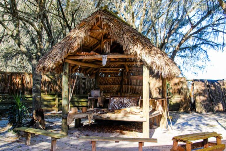 Airboat, repas, village amérindien et extraction de pierres