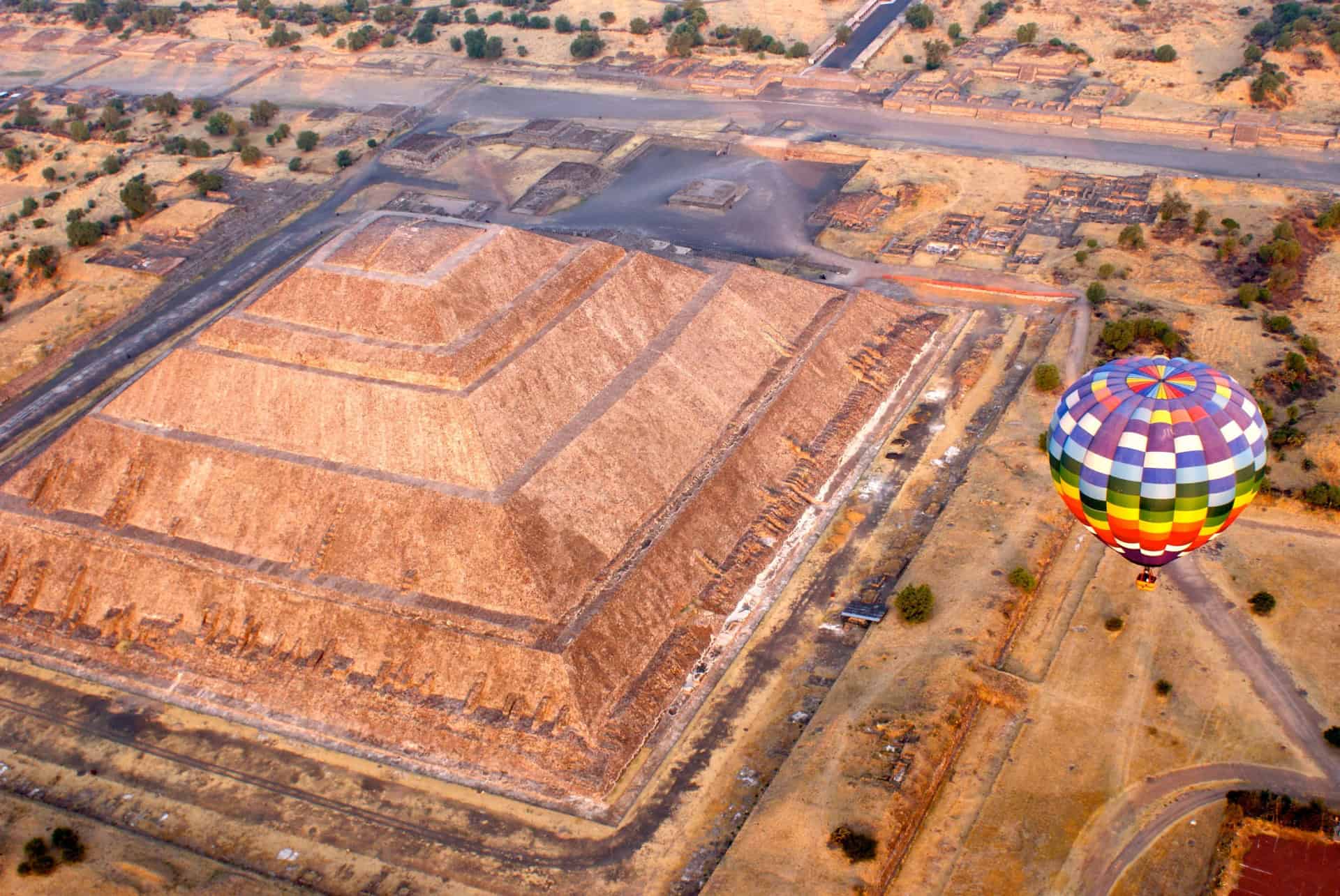 vue aerienne vol en montgolfière à teotihuacan